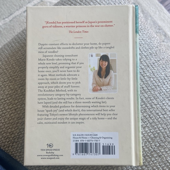 NWT 💰 Marie Kondo: the life changing magic of tidying up book - Picture 2 of 8